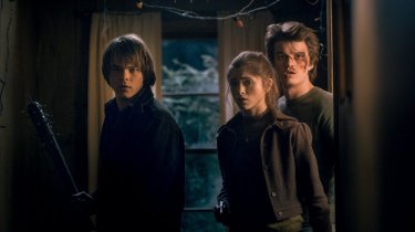 Stranger Things: Charlie Heaton e Joe Keery in una scena