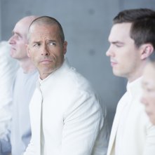 Equals: Guy Pearce e Nicholas Hoult in una scena del film