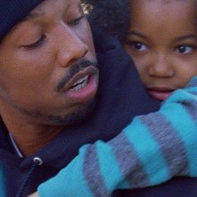 Fruitvale Station: Michael B. Jordan in una scena del film con la piccola Ariana Neal