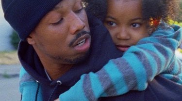 Fruitvale Station: Michael B. Jordan in una scena del film con la piccola Ariana Neal