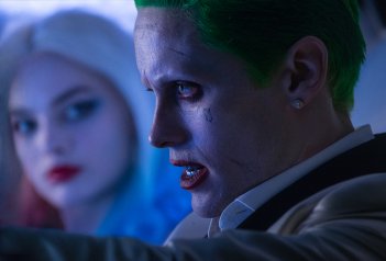 LimeMagazine.eu HARLEY QUINN VS. THE JOKER, "SARÀ UN MIX TRA BABBO BASTARDO E THIS IS US" Suicide Squad: Margot Robbie e Jared Leto in una scena del film