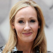 Un'immagine che ritrae J.K. Rowling