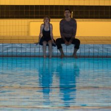 L'effetto acquatico: Samir Guesmi e Florence Loiret Caille in un momento del film