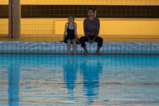 L'effetto acquatico: Samir Guesmi e Florence Loiret Caille in un momento del film