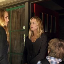 Lights Out - Terrore nel buio: Teresa Palmer, Maria Bello e Gabriel Bateman in una scena del film
