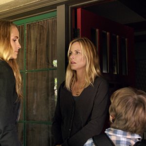 Lights Out - Terrore nel buio: Teresa Palmer, Maria Bello e Gabriel Bateman in una scena del film