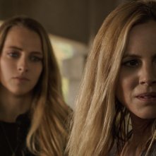Lights Out - Terrore nel buio: Teresa Palmer e Maria Bello in una scena del film