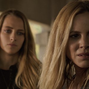Lights Out - Terrore nel buio: Teresa Palmer e Maria Bello in una scena del film