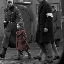 Bambina ebrea in mezzo ad altri deportati in una sequenza di Schindler's List