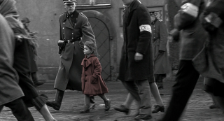 Bambina ebrea in mezzo ad altri deportati in una sequenza di Schindler's List