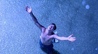 Tim Robbins in una scena di Le ali della libertà, tratto da un racconto di Stephen King che fa parte della racconta Stagioni Diverse