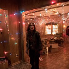 Stranger Things: un'immagine dell'attrice Winona Ryder