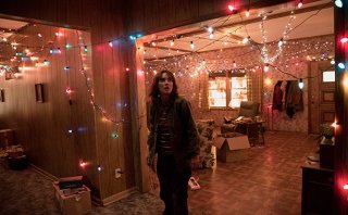 Stranger Things: un'immagine dell'attrice Winona Ryder