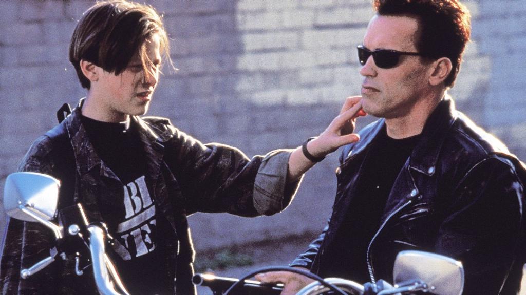 Terminator 2: Edward Furlong e Arnold Schwarzenegger a bordo della sua moto