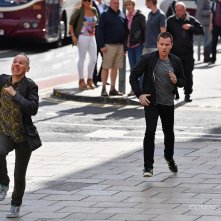 T2: Trainspotting 2 - Ewan McGregor ed Ewen Bremmer in fuga tra la folla di Edimburgo