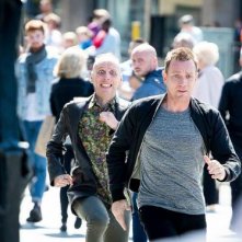T2: Trainspotting 2 - Ewan McGregor ed Ewen Bremmer corrono durante una scena sul set di Edimburgo