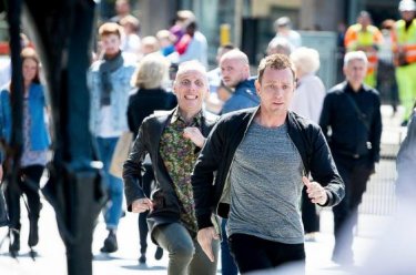 T2: Trainspotting 2 - Ewan McGregor ed Ewen Bremmer corrono durante una scena sul set di Edimburgo