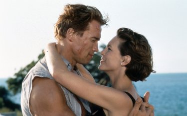 Arnold Schwarzenegger e Jamie Lee Curtis in una sequenza del film True Lies