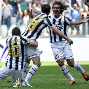 Bianconeri - Juventus Story: Alessandro Del Piero, Stephan Lichtsteiner e Andrea Pirlo festeggiano dopo un goal