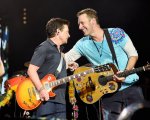 Michael J. Fox suona a sorpresa al concerto dei Coldplay
