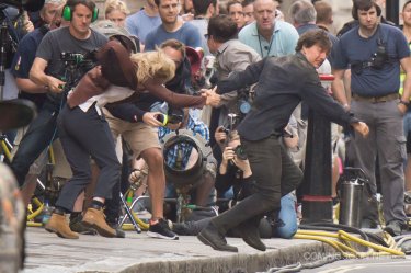 The Mummy: Tom Cruise e Annabelle Wallis fuggono sul set