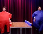 Chris Pine sfida a Flip Cup il conduttore Jimmy Fallon