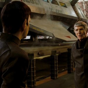 Star Trek: Zachary Quinto e Leonard Nimoy in una scena del film