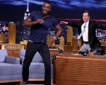 Idris Elba dimostra il suo talento come ballerino e cantante