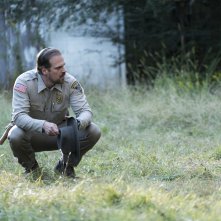 Stranger Things: David Harbour in una scena della serie