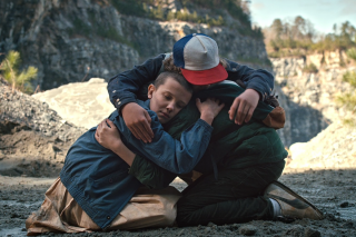 Stranger Things: Millie Bobby Brown, Gaten Matarazzo e Finn Wolfhard in una scena