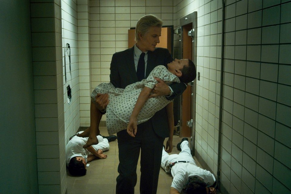 Stranger Things: Matthew Modine e Millie Bobby Brown in una scena