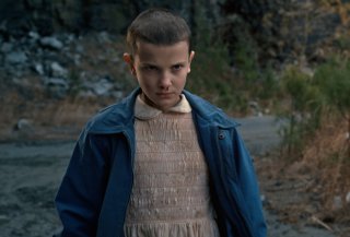 Stranger Things: Millie Bobby Brown in una scena della prima stagione