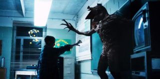 Stranger Things: Millie Bobby Brown combatte con il mostro nel finale della prima stagione