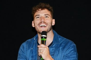 Un primo piano di Sam Claflin durante l'incontro con le giurie di Giffoni