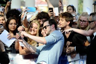 Nicholas Hoult fa i selfie sul blue carpet di Giffoni Experience 2016