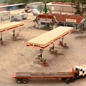 Brivido: l'assalto dei camion in una scena del film