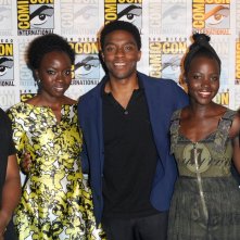 Black Panther: il cast al completo composto da Chadwick Boseman, Michael B. Jordan, Lupita Niong'o e Danai Gurira con il regista Ryan Coogler