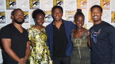 Black Panther: il cast al completo composto da Chadwick Boseman, Michael B. Jordan, Lupita Niong'o e Danai Gurira con il regista Ryan Coogler