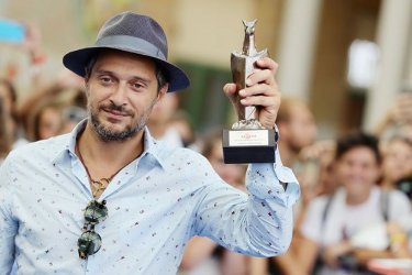 Claudio Santamaria mostra il Giffoni Award 2016