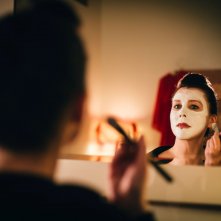 Prevenge: Alice Lowe allo specchio in una scena del film