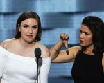Lena Dunham e America Ferrera contro Trump: 'Vuole che l'America odi'