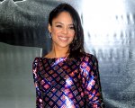 Thor: Ragnarok, Tessa Thompson mostra la spada di Valkyrie
