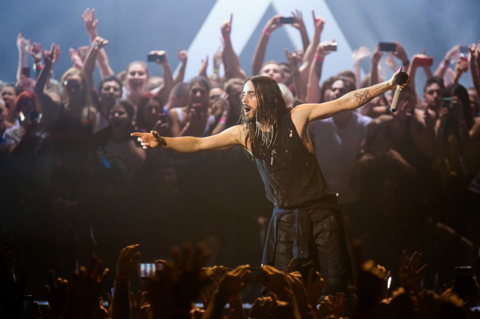 Jared Leto sul palco durante un'esibizione con i 30 Seconds to Mars