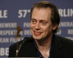 Sostituisce foto di Buscemi a quelle di famiglia: lo scherzo è virale