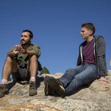 Looking: The Movie - Jonathan Groff e Frankie J. Alvarez osservano l'orizzonte