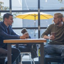 Looking: The Movie - gli attori Russell Tovey e Jonathan Groff in una foto del film