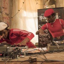 The Get Down: due dj sperimentano nuove sonorità in una foto della serie