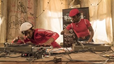 The Get Down: due dj sperimentano nuove sonorità in una foto della serie