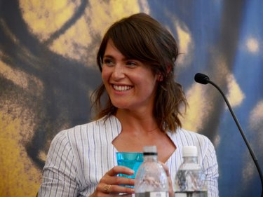 Gemma Artenton sorride alla conferenza di Locarno 2016