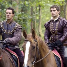 I Tudors: gli attori Jonathan Rhys Meyers e Henry Cavill in una foto della serie